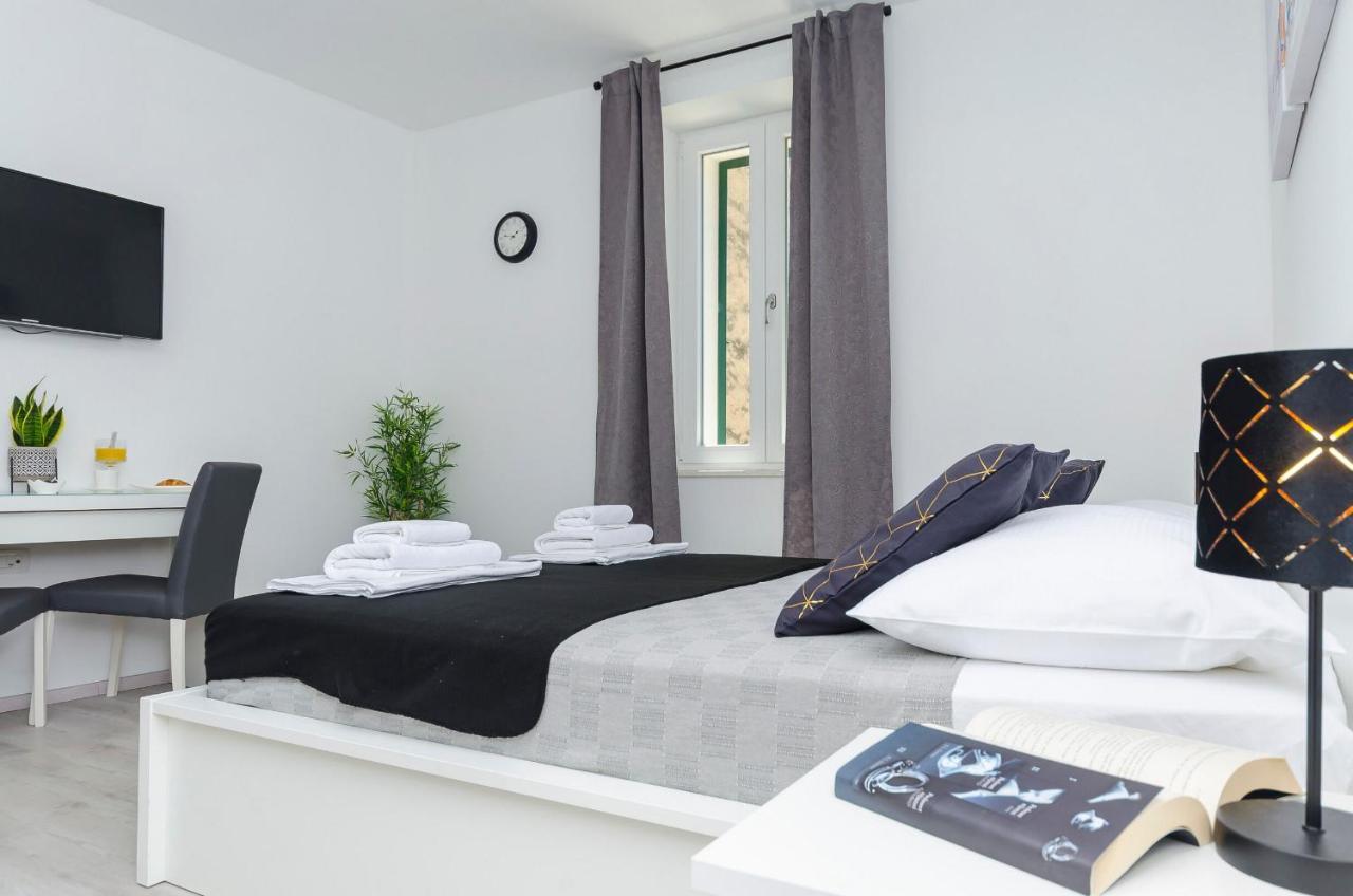 Apartments And Rooms Adriatic Suites Шибеник Экстерьер фото