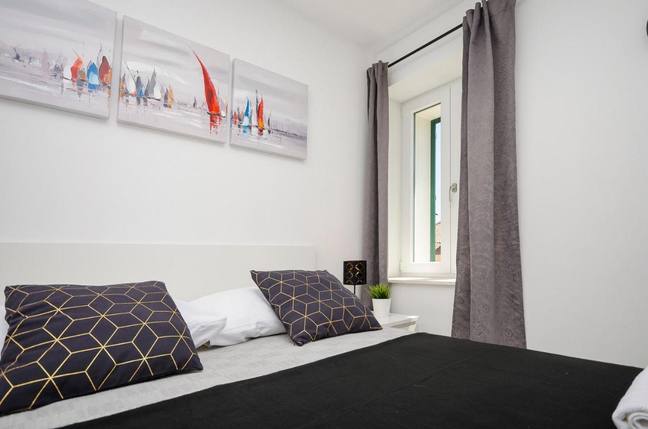 Apartments And Rooms Adriatic Suites Шибеник Экстерьер фото