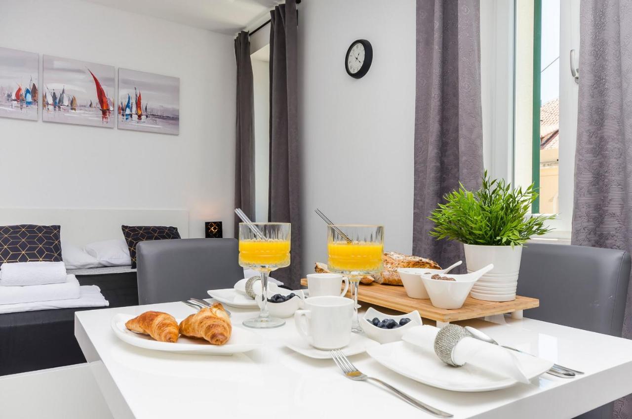Apartments And Rooms Adriatic Suites Шибеник Экстерьер фото