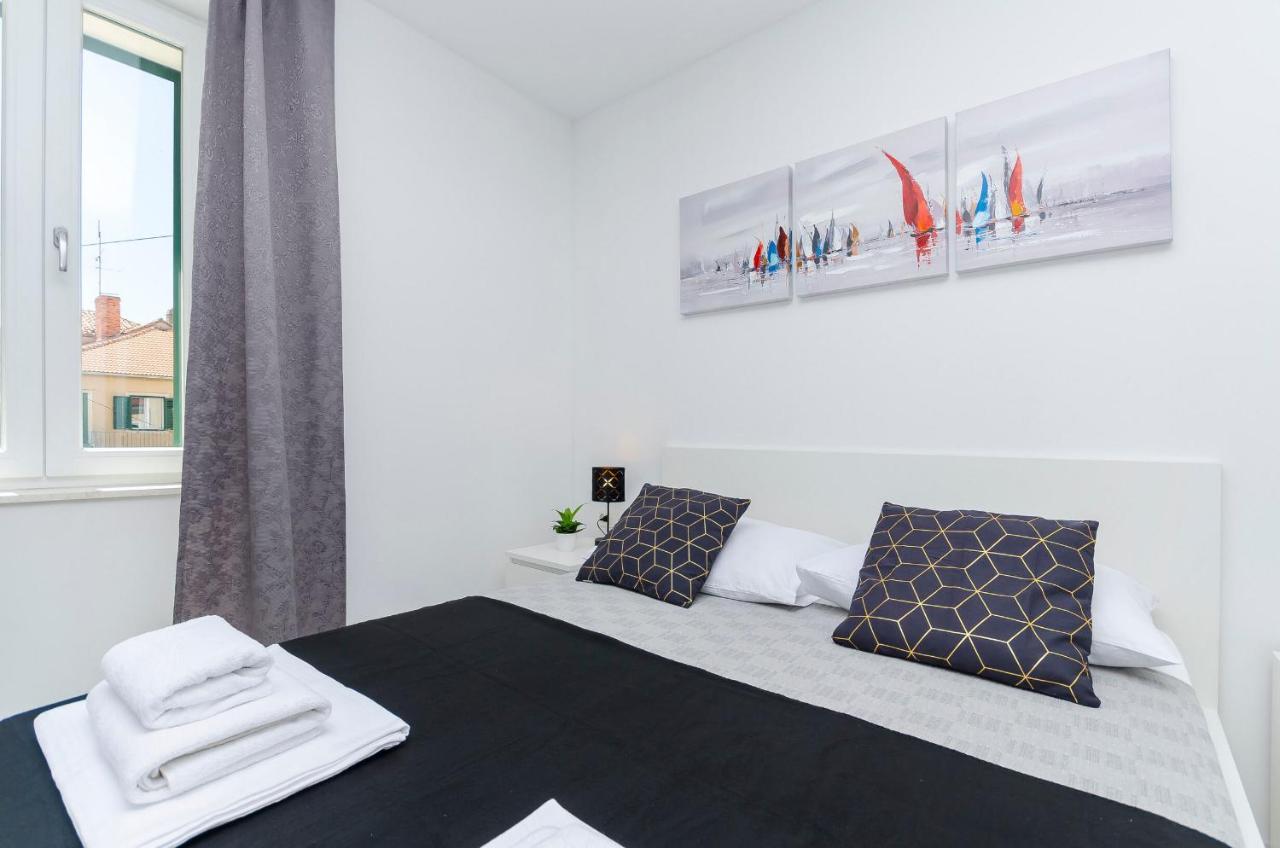 Apartments And Rooms Adriatic Suites Шибеник Экстерьер фото