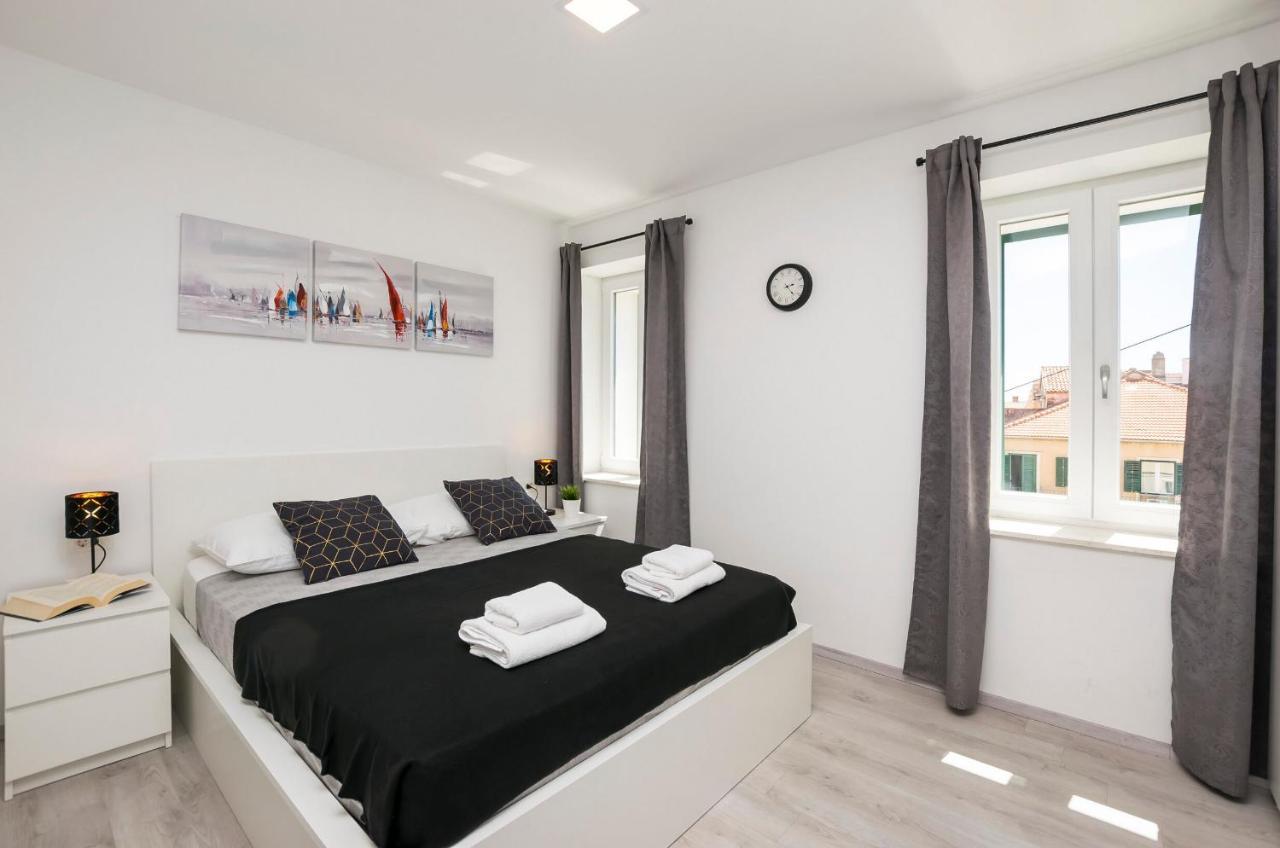 Apartments And Rooms Adriatic Suites Шибеник Экстерьер фото