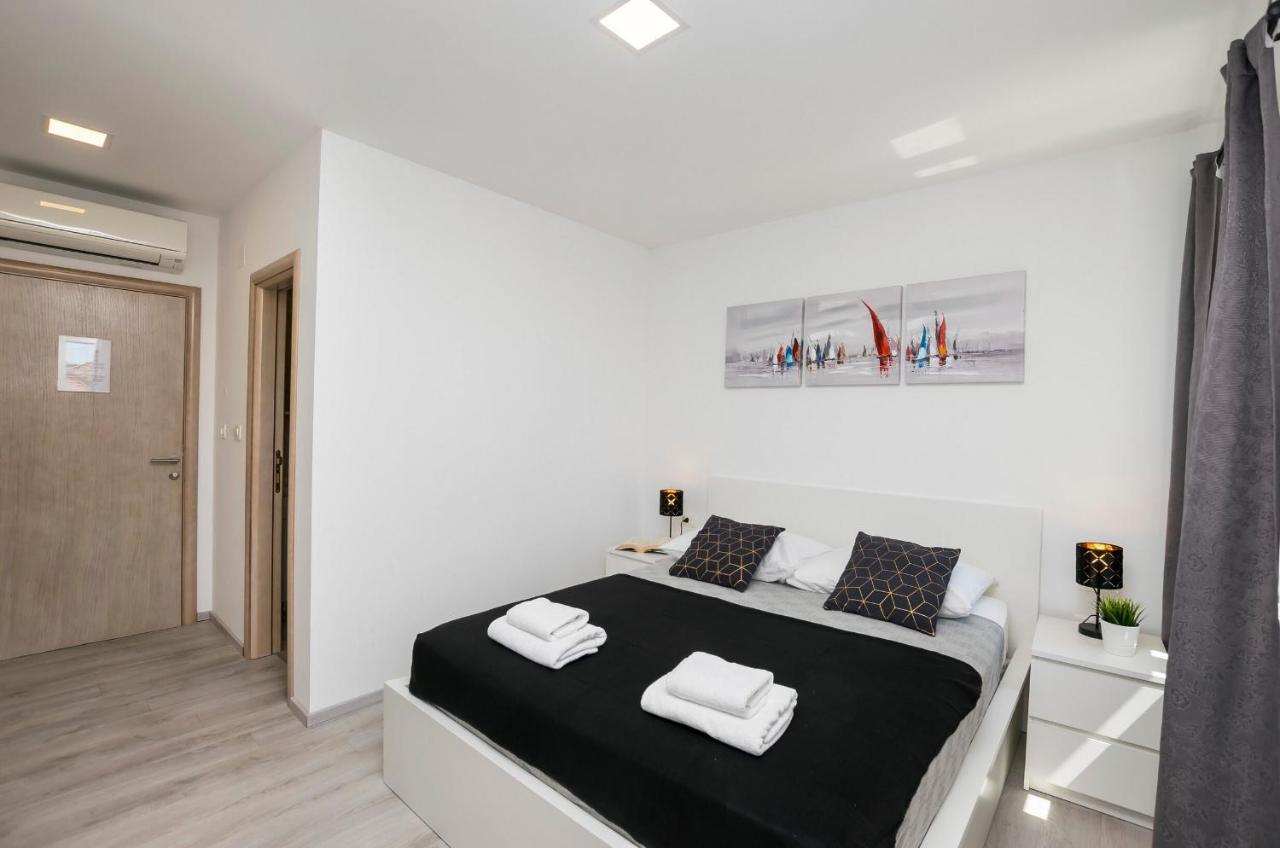 Apartments And Rooms Adriatic Suites Шибеник Экстерьер фото