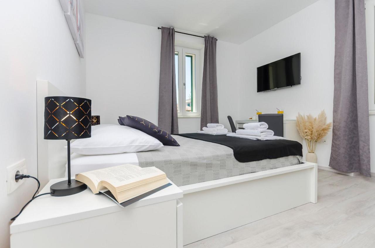 Apartments And Rooms Adriatic Suites Шибеник Экстерьер фото