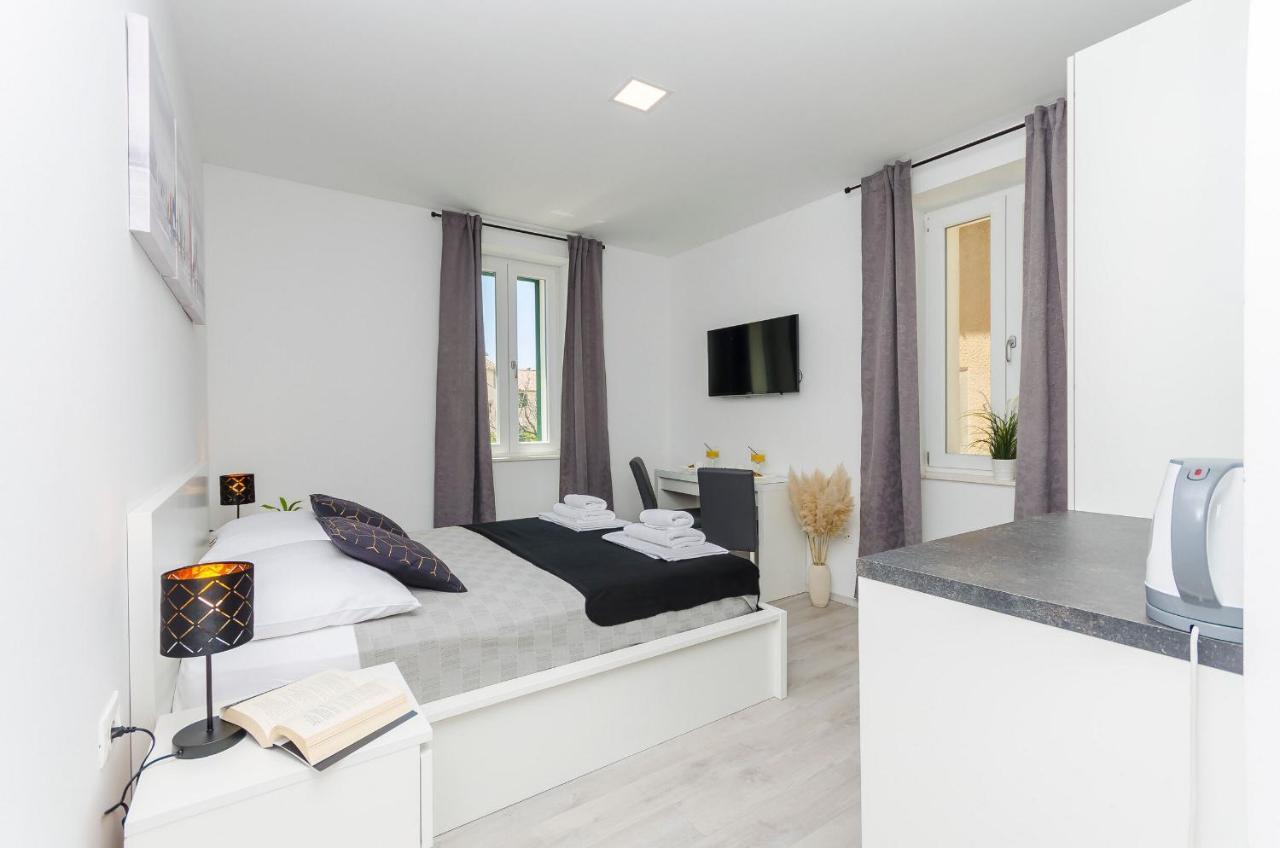 Apartments And Rooms Adriatic Suites Шибеник Экстерьер фото
